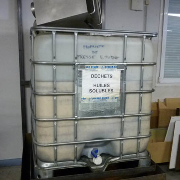 Stockage des huiles de coupe usagées sur bac de rétention - Sera enlevé pour traitement / recyclage - presse étude
